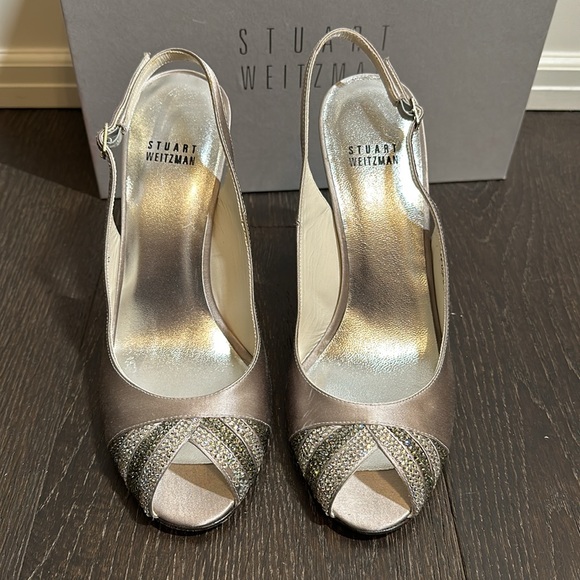 Stuart Weitzman Silver Satin Peep Tor Size 9 *NEVER WORN* small mark on heel - Picture 2 of 9